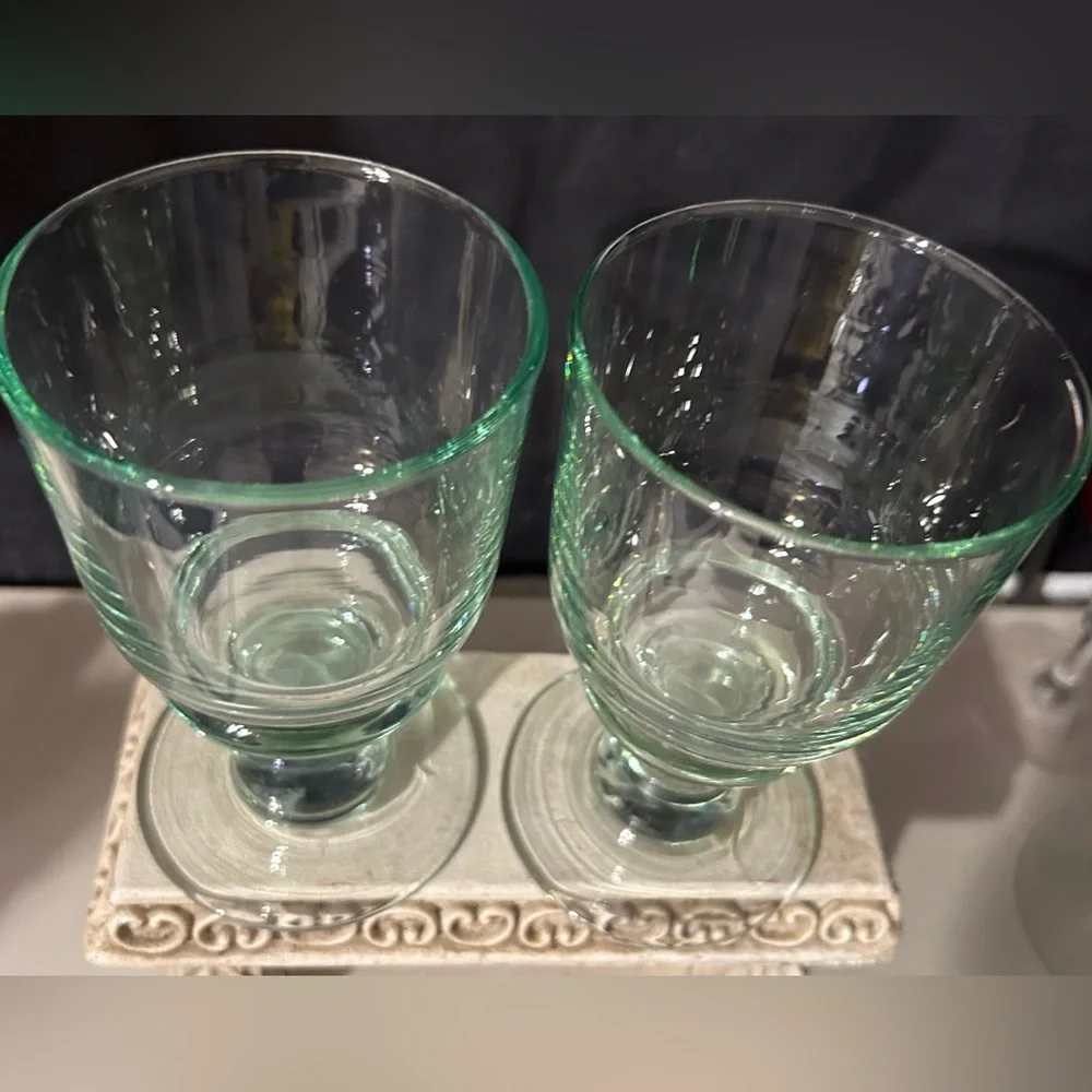 2 Williams Sonoma VERT Green Wine Glass. Wafer Stem.